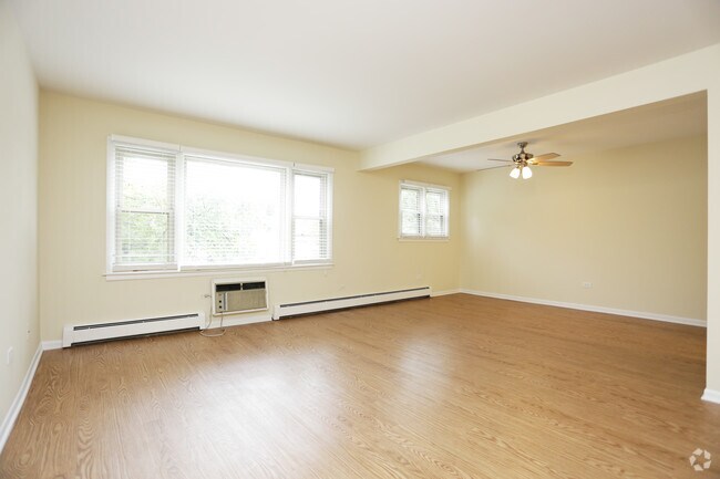 1 BR, 1 BA - living room - 209 S Oak Park Ave