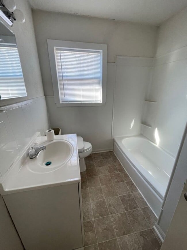 Building Photo - 2212 Jane St