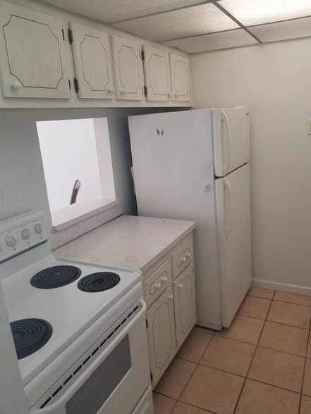 Building Photo - 14421 N Kendall Dr