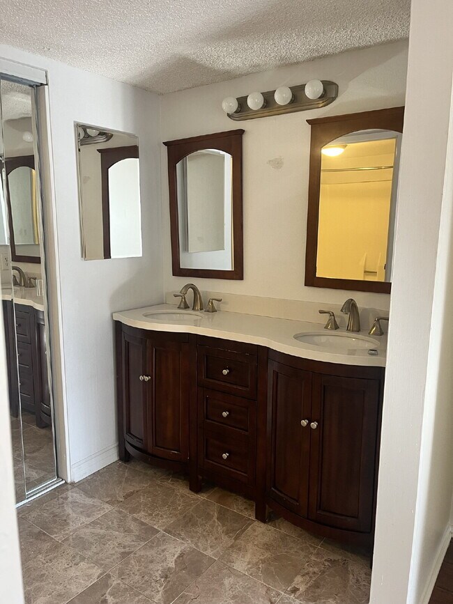 Building Photo - 480 Las Palomas Dr