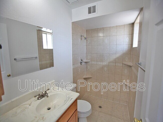 Building Photo - 4720 W Dahlia Dr