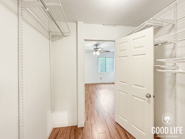 Building Photo - Charming 1B/1BA Condo in Bay Ho w/ Walk-In Closet, Ceiling Fans & New Flooring!