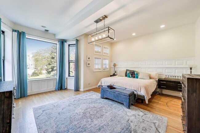 Building Photo - 4553 S Ellis Ave