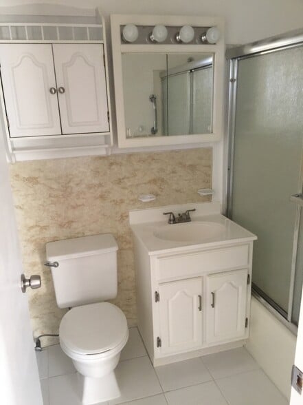 Building Photo - 2 Nob Circle