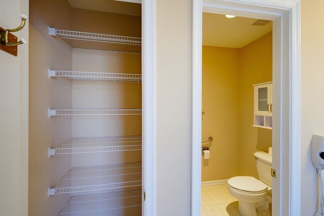 Building Photo - Luxury Townhome in the Heart of the Kentlands