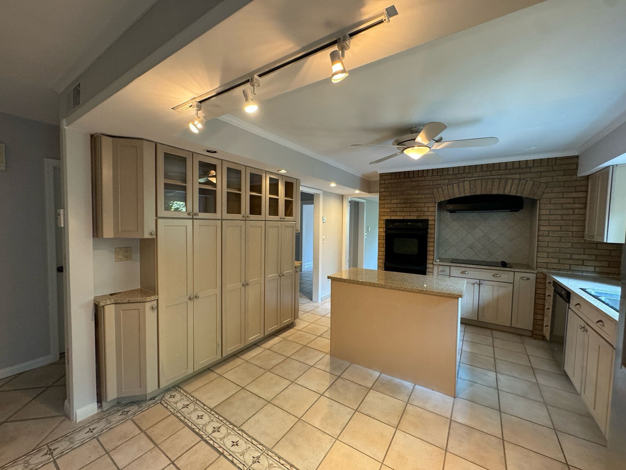 Building Photo - 537 Winterburn Grv