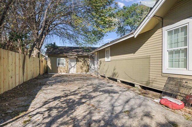 Building Photo - 8209 Bangle St