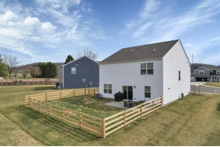 Building Photo - 380 Trinity Wy E