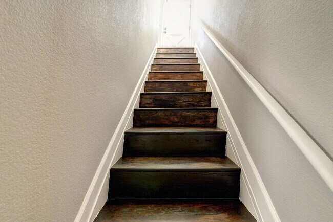 Building Photo - HUGE House In Tempe Close to ASU