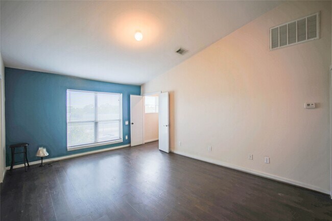 Building Photo - 6913 Yellowstone Way Dr