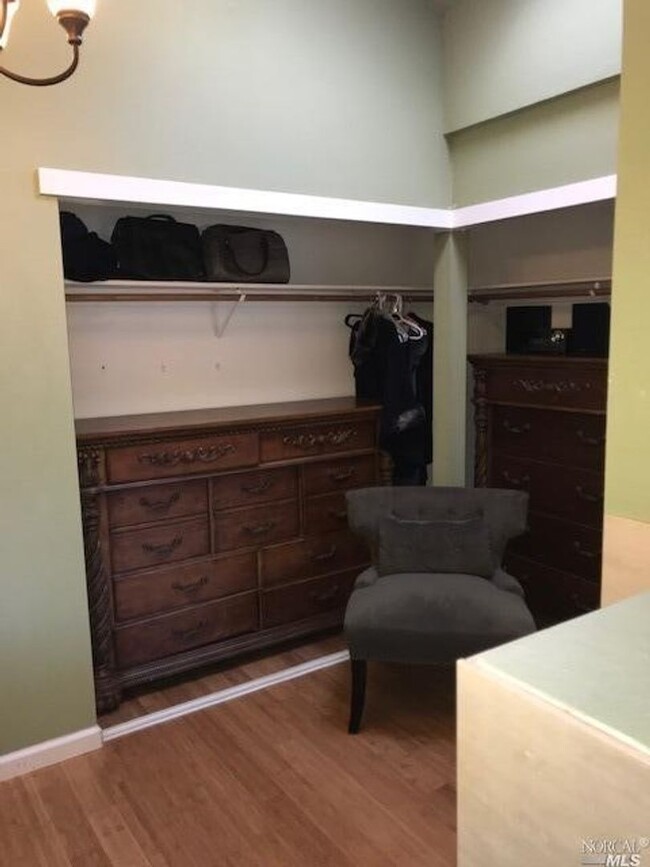 Building Photo - Gorgeous 3 bedroom 2.5 bath 2 story Townho...