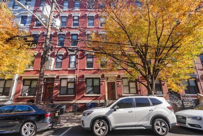 Building Photo - 813 Park Ave