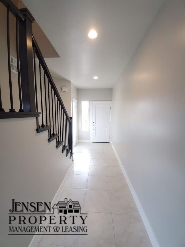 Building Photo - Red Mountain Vista Town Home, End Unit