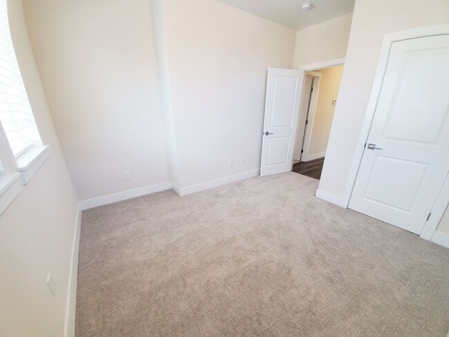 Building Photo - Contemporary Greenhaven Home with Private Backyard & Smart Features
