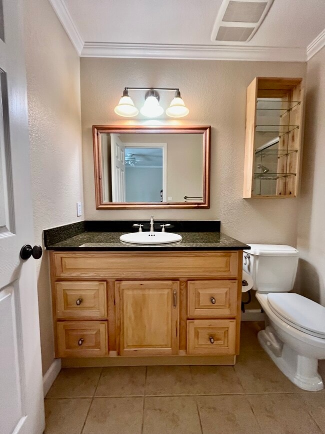 Building Photo - 185 Easy St