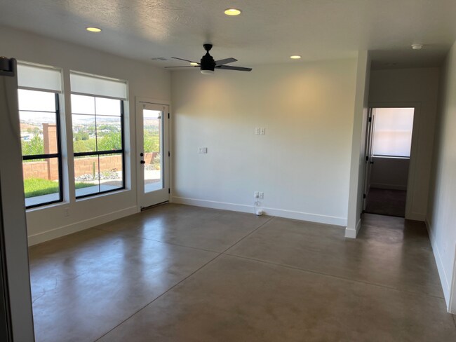 Building Photo - 676 676 W Lava Pointe Dr