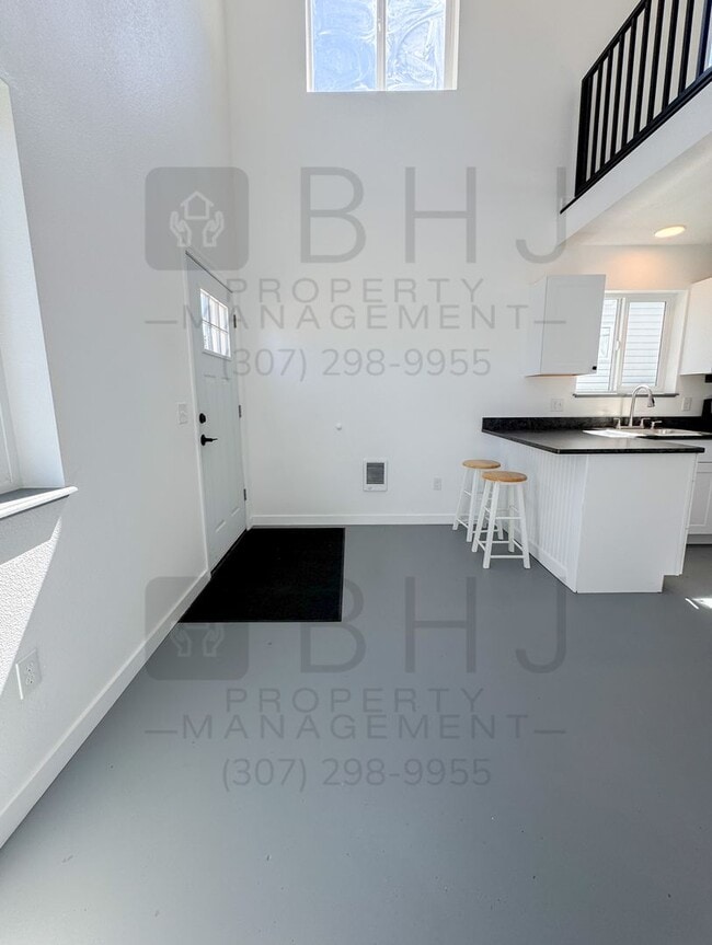 Building Photo - 520 Canby St