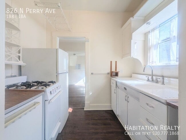 Building Photo - 826 N Perry Ave