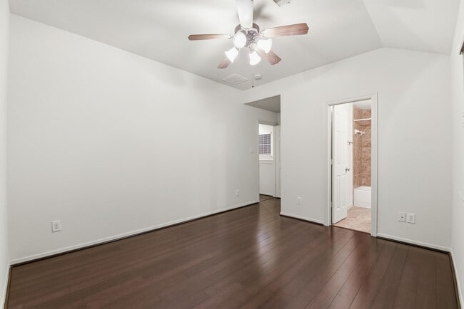 Building Photo - 3209 Clearview Cir