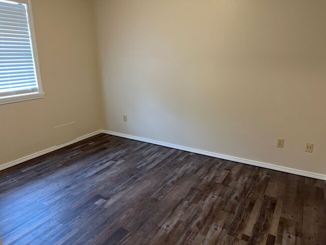 Building Photo - 608 E Rolling Hills Dr