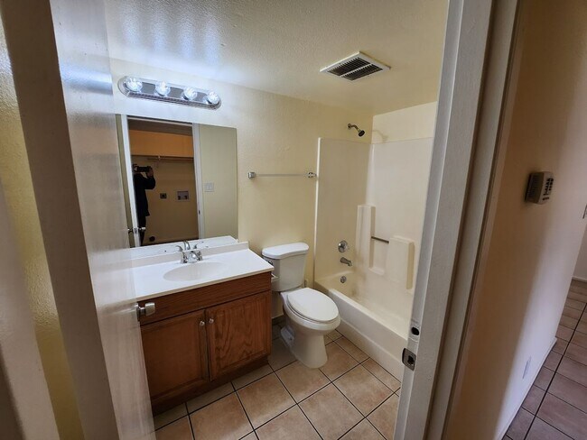 Building Photo - 2725 E Tierra Buena Ln