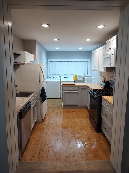 Building Photo - 534 W 39th St