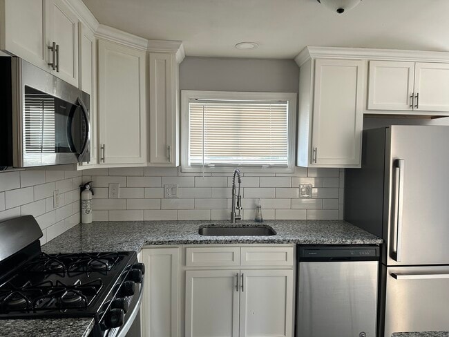 Building Photo - 484 Meriden Ave