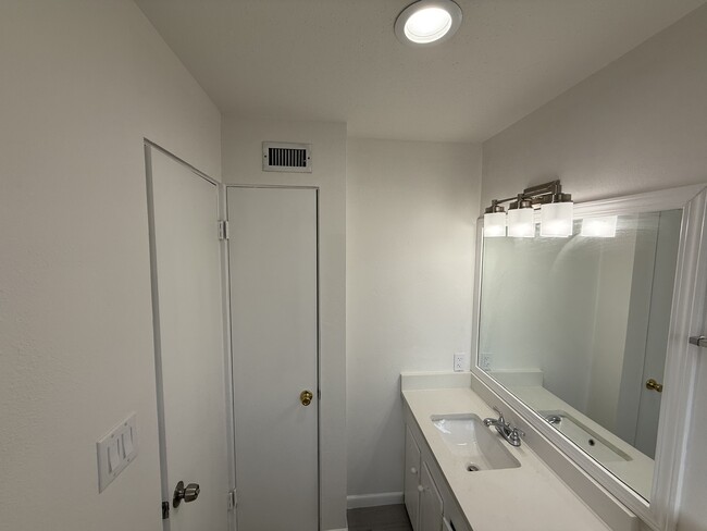 Building Photo - 2121 Fountain View Dr