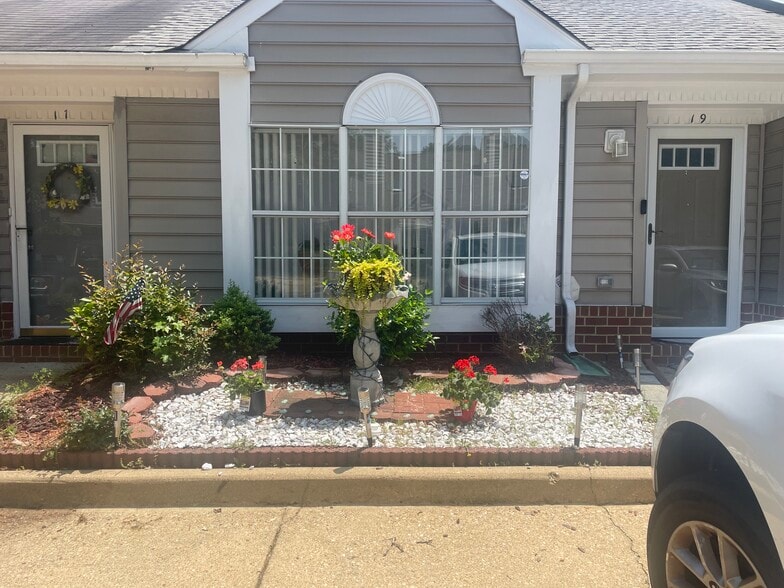 Building Photo - 19 Rose Briar Pl