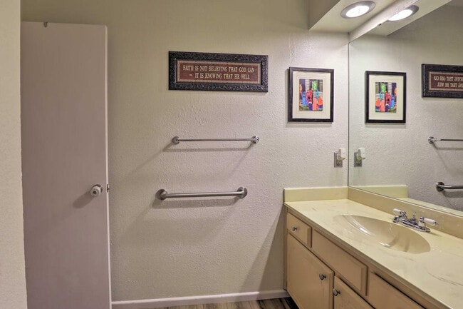 Building Photo - 2109 Woodside Dr