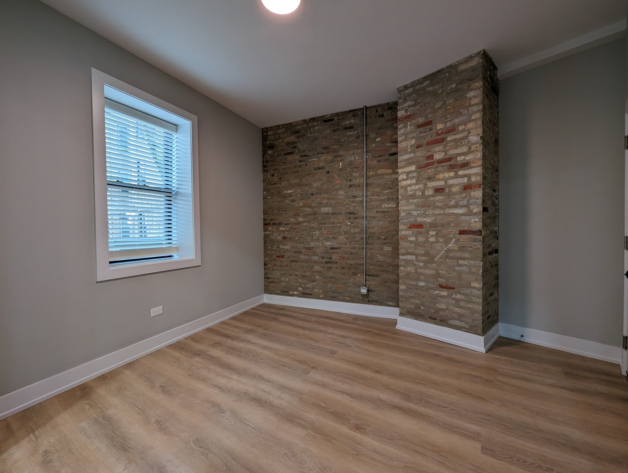Building Photo - 440 W Belden Ave