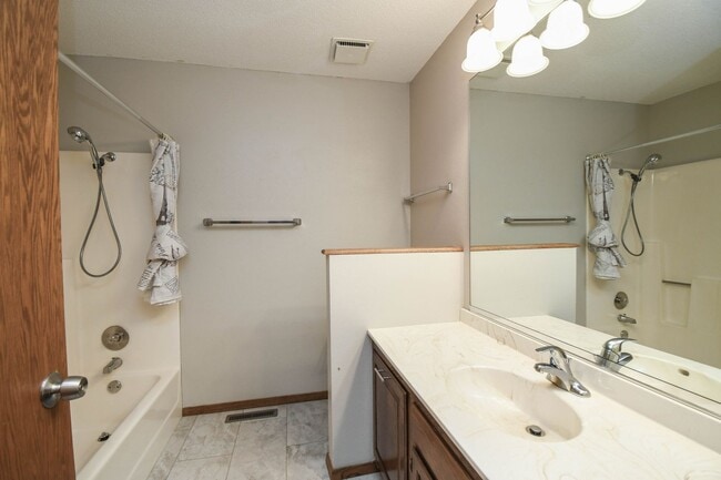 Building Photo - Spacious 5-Bedroom Split-Level in Southwest Sioux Falls with 4-Season Room & Fenced Yard!