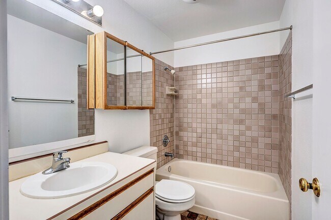 Building Photo - 2 bed 1.75 bath Apartment in Seattle