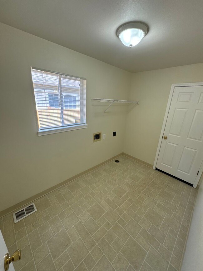 Building Photo - Available Now – Spacious 3 Bedroom, 2.5 Bath Home in a Prime Corvallis Location