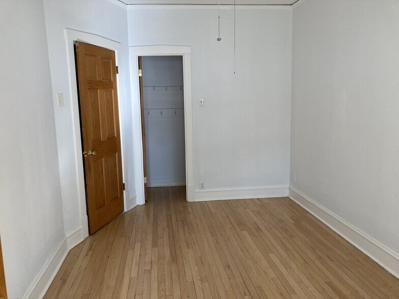 Building Photo - 2433 W Dakin St