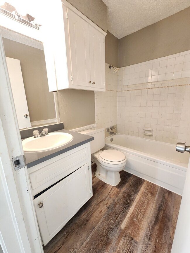 Building Photo - 5 Bed 1.5 Bath Home in Midwest City!