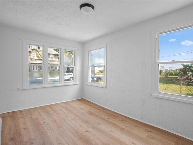 Building Photo - Spacious Pet Friendly 4 Bedroom Rental in ...