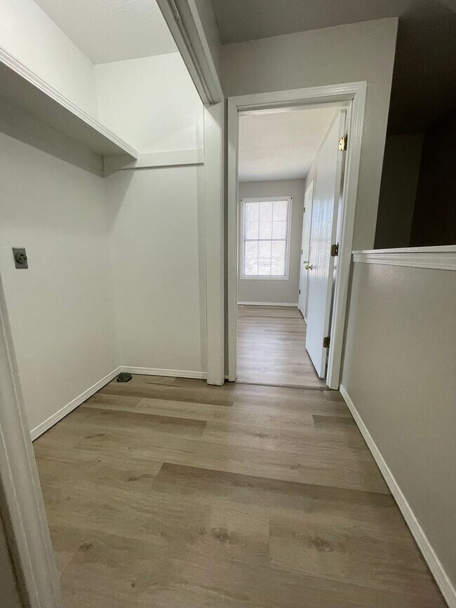 Building Photo - 531-B N Oak Grove Ave