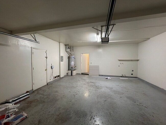 Building Photo - GREAT CORNER LOCATION IN CENTRAL BRENTWOOD