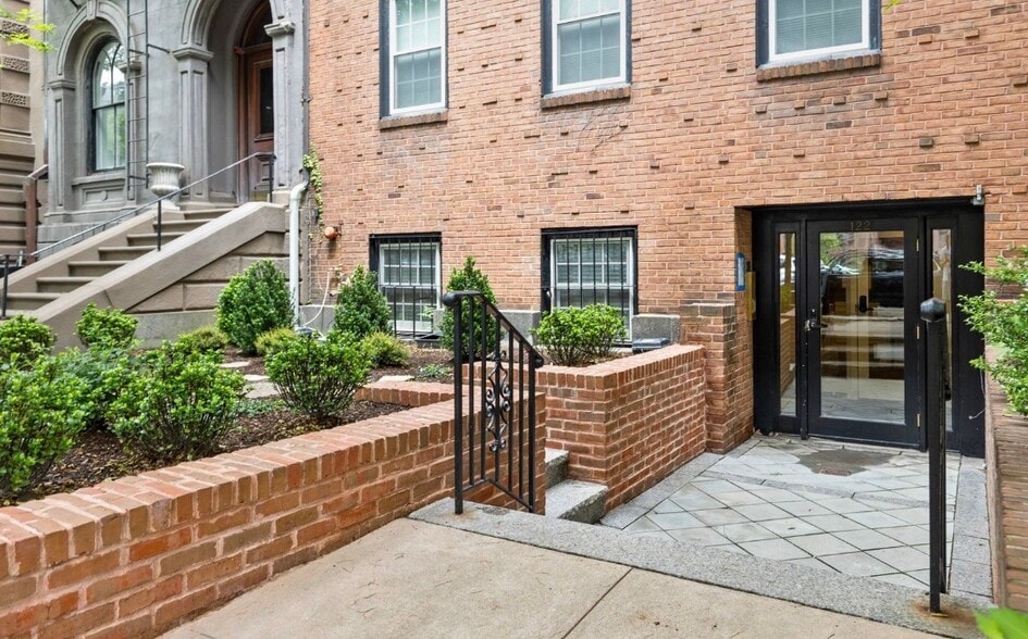 Building Photo - 122 Beacon St