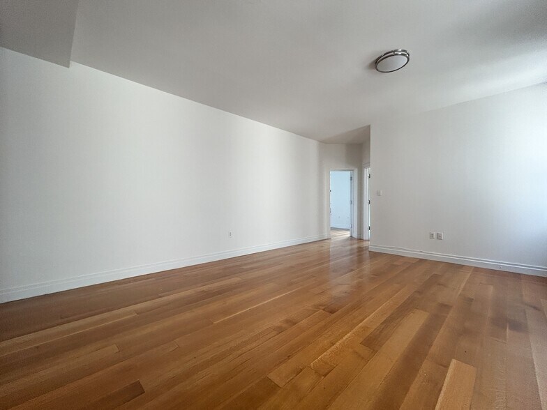 Building Photo - 609 W 137th St