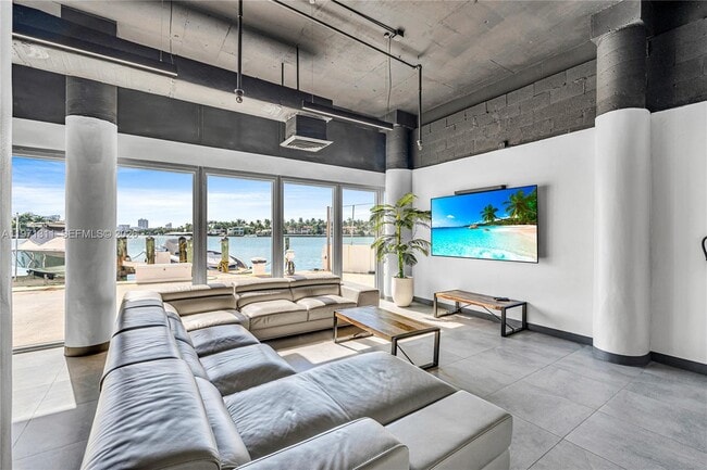 Building Photo - 900 Bay Dr