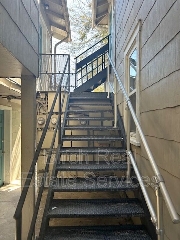 Building Photo - 837 10th Ave N