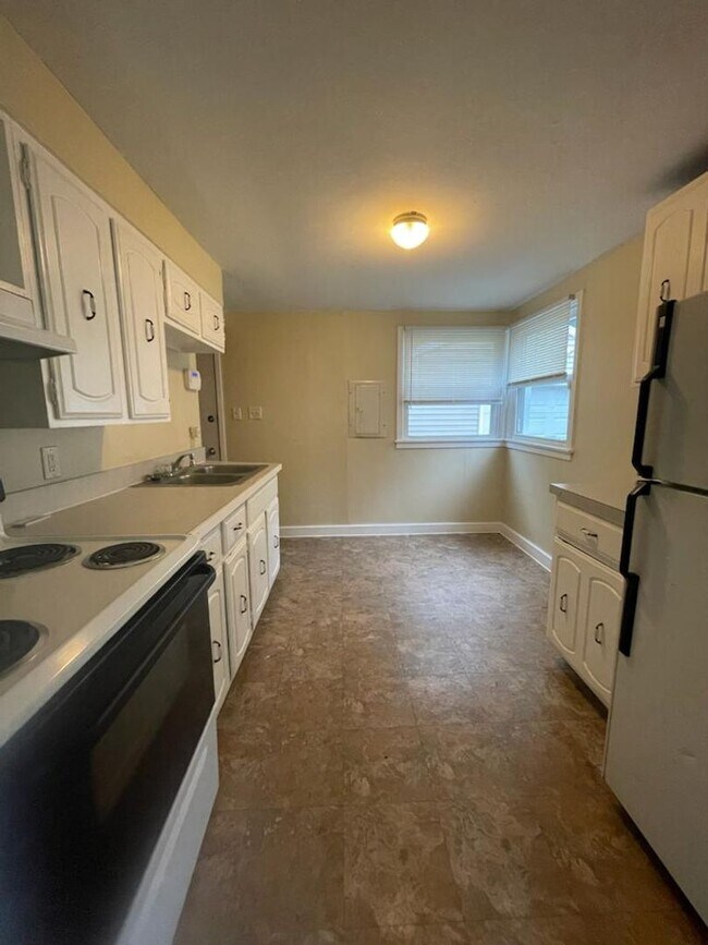 Building Photo - 2421 Hollywood Pl