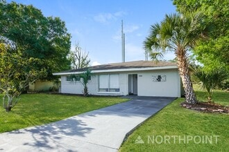 Building Photo - Alluring  Single Family Home | 3 BR/2BA | Front and Backyard!