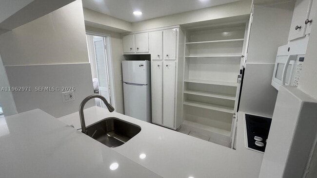 Building Photo - 3505 S Ocean Dr
