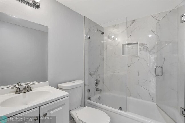 Building Photo - 4156 Inverrary Dr