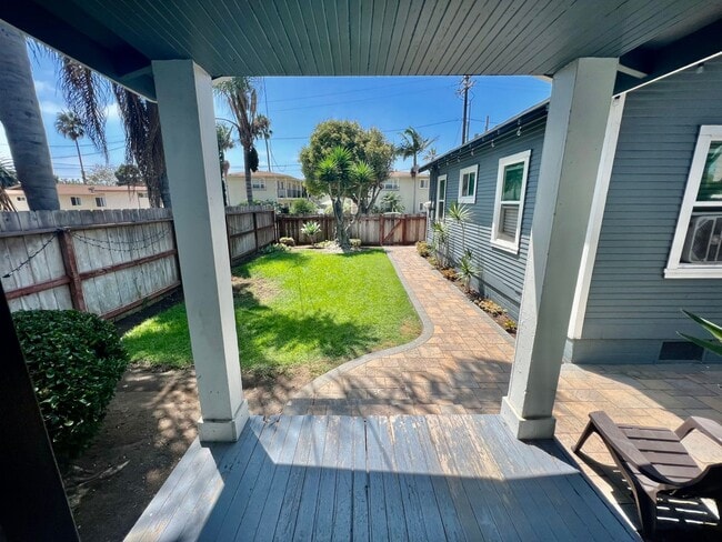 Building Photo - Walk to Beach, W/D, Shared Yard, Parking, No Pets