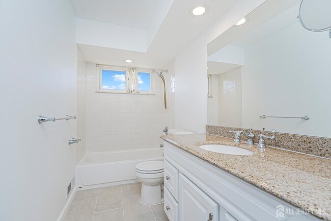 Building Photo - 17 Throckmorton Ln
