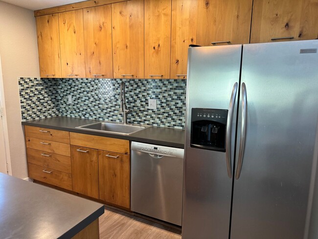 Building Photo - Beautiful two story townhome in Sunset Par...